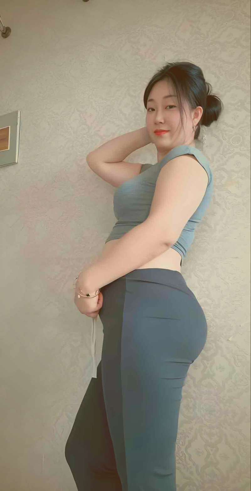 专业化妆师正在为客户进行精致妆容打造