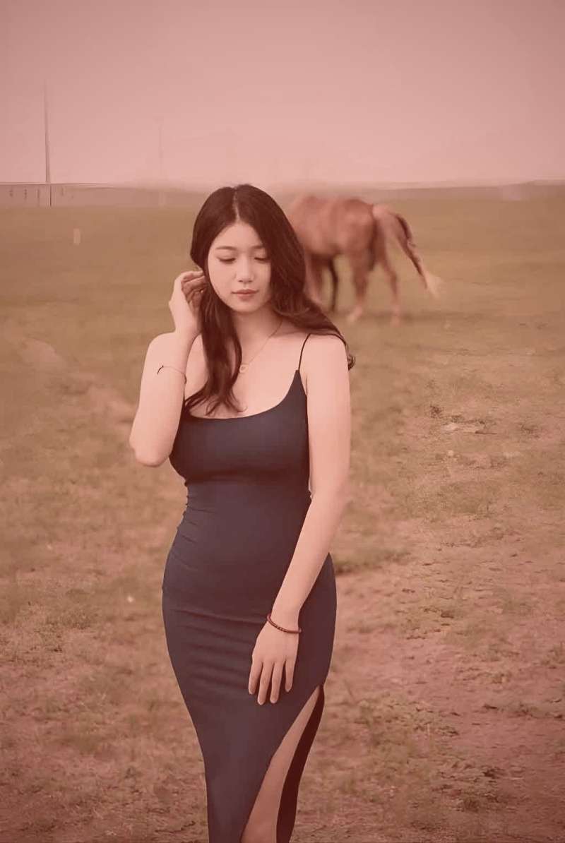 整齐排列的摄影器材箱、服装与搭配饰物准备在拍摄现场