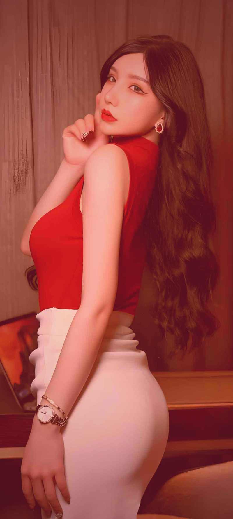 一张展示多个不同风格短视频画面拼接而成的创意拼贴画
