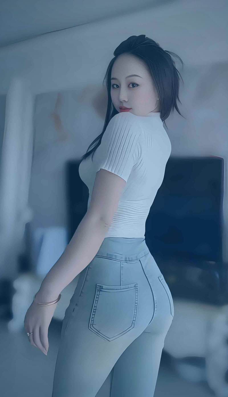 剪辑师正在电脑前挑选素材