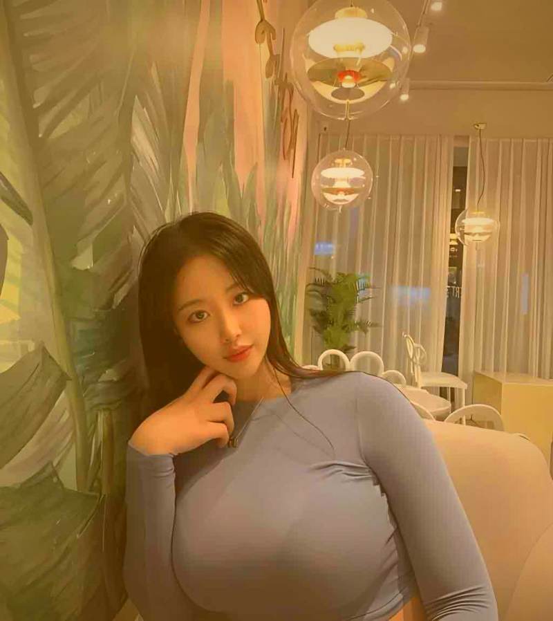 爱液视频精选主播在摄影棚内进行约拍工作场景