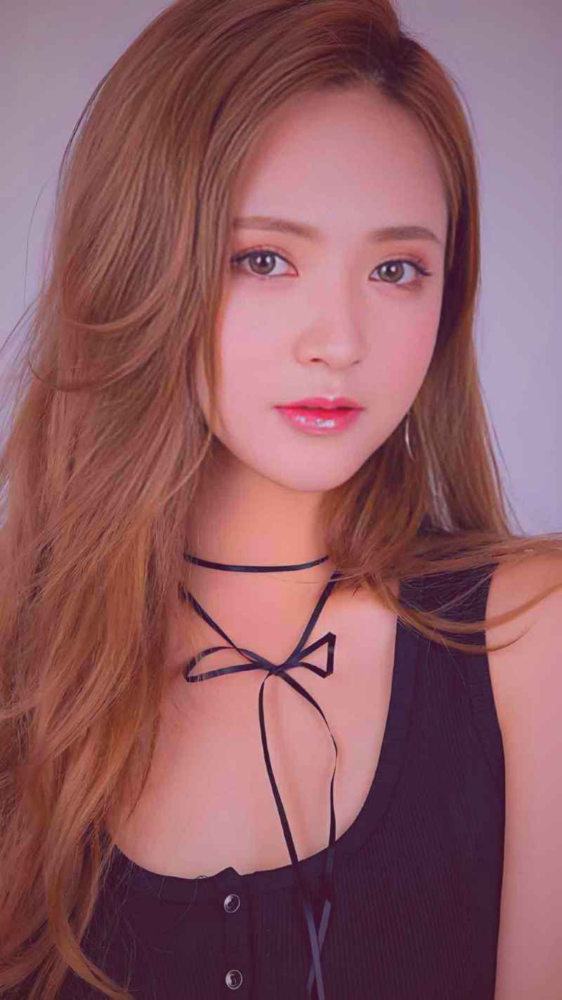 爱液视频精选主播新秀出道记中一位主播在幕后与团队讨论拍摄方案