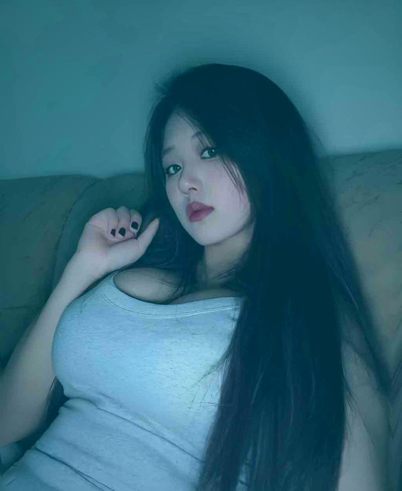 两位年轻人坐在咖啡店桌前，友好地对着笔记本电脑屏幕讨论，屏幕上是一份文档