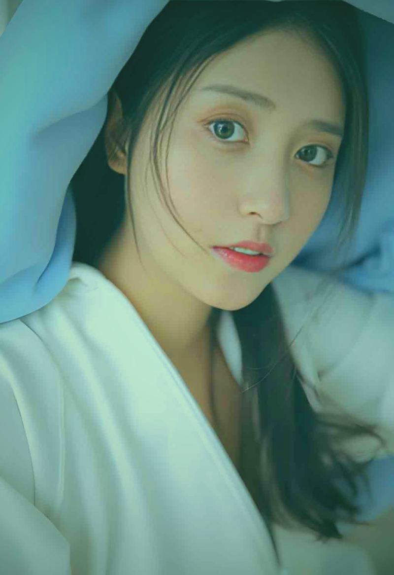 一张抽象的数据可视化图表，显示多条曲线交织攀升，背景是若隐若现的榜单轮廓