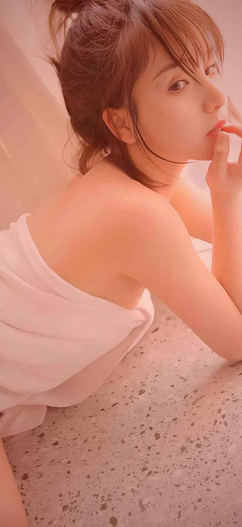 直播间后台视角，屏幕上显示活跃的粉丝评论弹幕，旁边有日程计划表