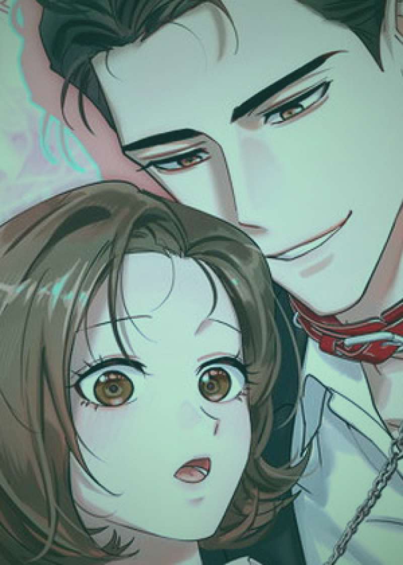 编辑正在多屏幕前评审短视频，屏幕上显示着不同的创意画面